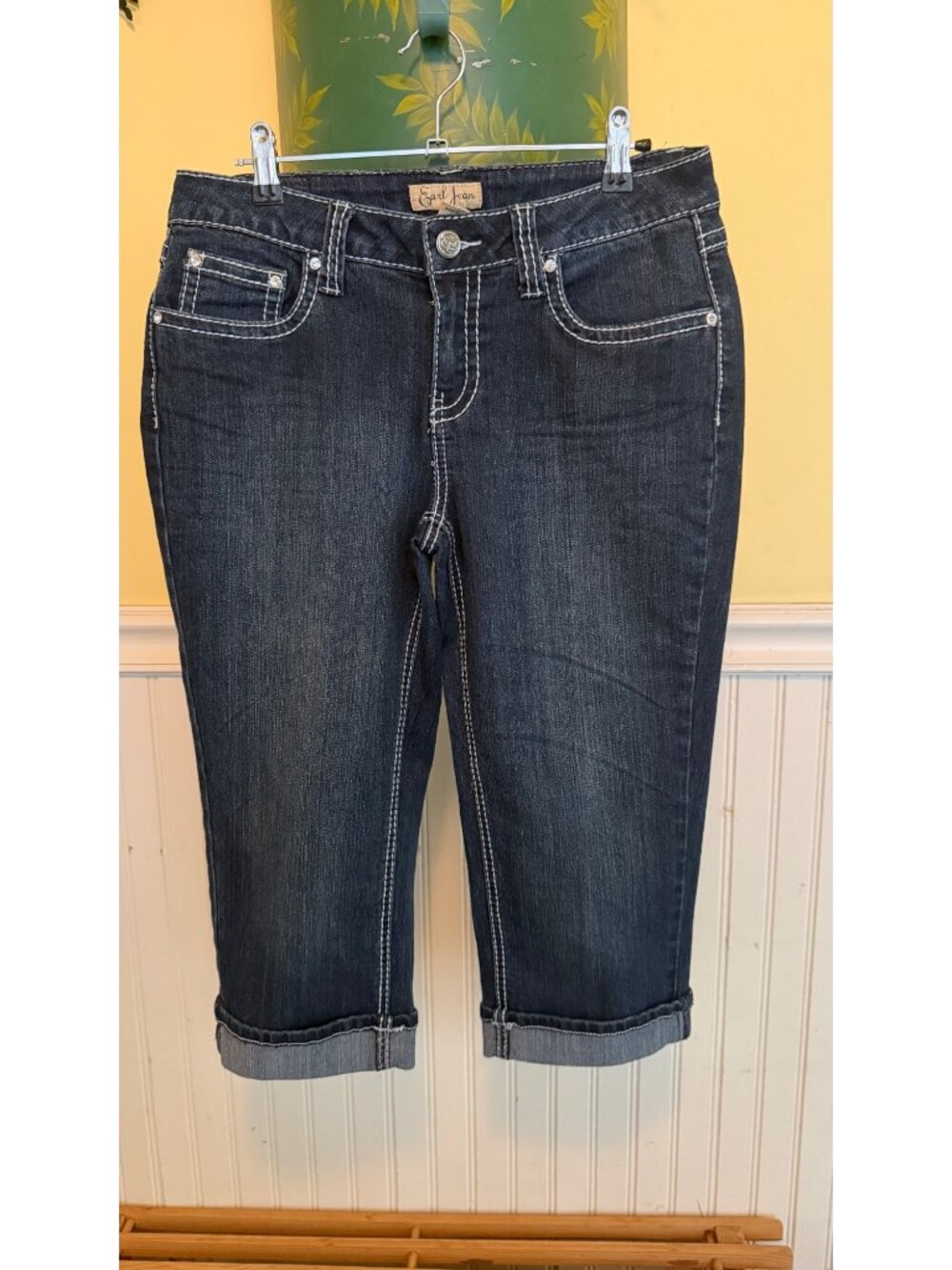 Earl Jean Womens Dark Wash Denim Capri Jeans Embroidered Back Pockets Size 6